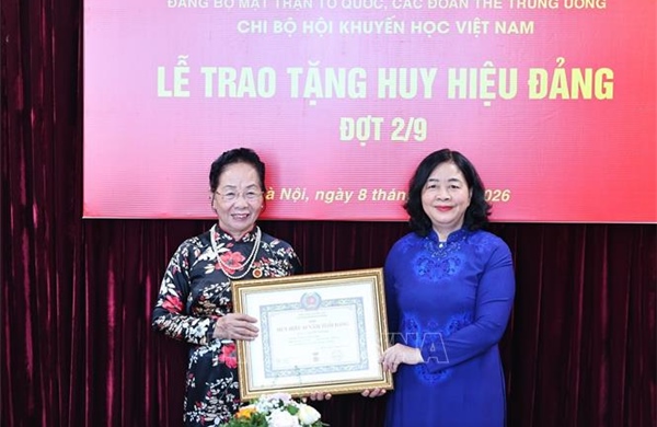 Trao Huy hiệu 45 năm tuổi Đảng tặng Giáo sư, Tiến sĩ Nguyễn Thị Doan