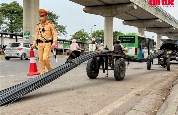 Hà Nội kiểm tra, tạm giữ hàng loạt xe tự chế chở hàng cồng kềnh