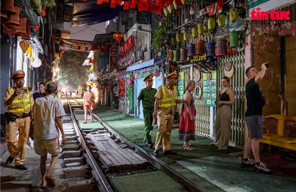Hà Nội kiên quyết mời du khách ra khỏi phố cà phê đường tàu Khâm Thiên