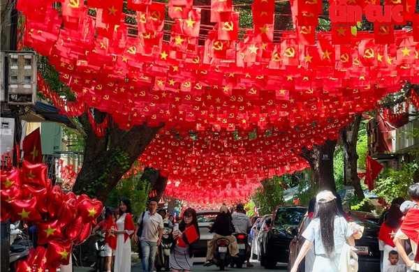 Hà Nội: Tuyến phố dài 1,3km với 40.000 lá cờ Tổ quốc hút du khách