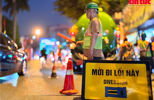 Kịp thời hỗ trợ người dân ngõ Giang Văn Minh trong vụ phun trào bùn