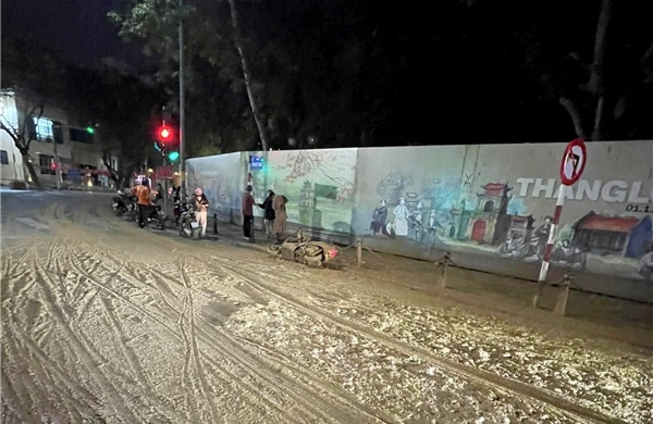 Công an Hà Nội truy tìm ô tô tải làm đổ bùn nhão khiến người đi xe máy trượt ngã