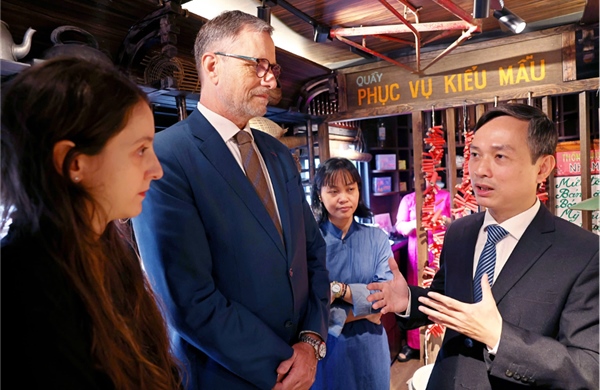 Hành trình của Đại sứ Olivier Brochet tại Toa &#39;Bếp – Chạn – Mâm&#39;