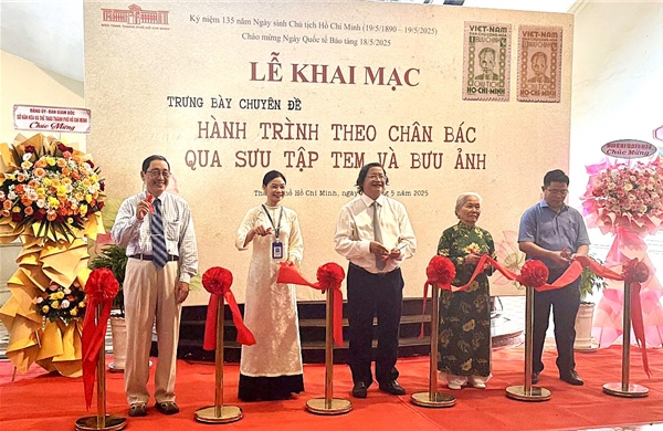 Những bộ tem và bưu ảnh kể chuyện &#39;Hành trình theo chân Bác&#39;