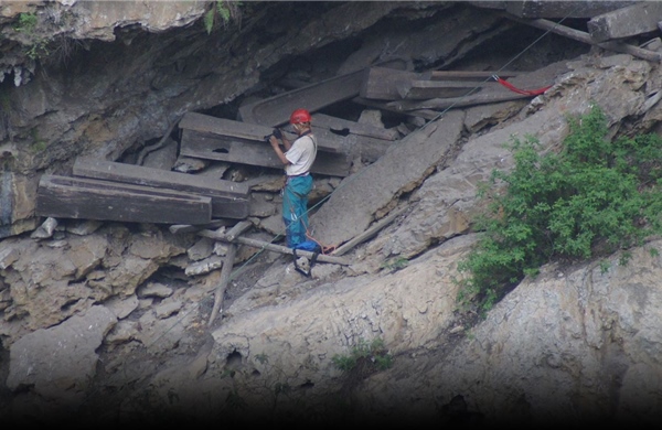 Trung Quốc: Phát hiện đầu tiên về liên hệ giữa tộc người hiện đại với &#39;quan tài treo&#39; bí ẩn
