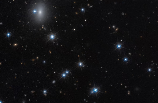 Kính viễn vọng không gian Hubble phát hiện một “thiên hà tối” tiềm năng