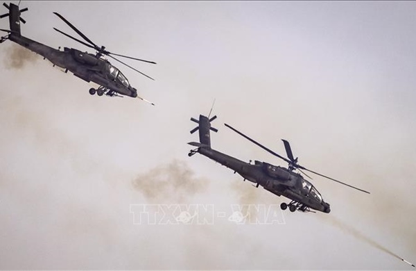 Trực thăng Apache và Seahawk của Mỹ phá hủy tàu Iran ở eo biển Hormuz