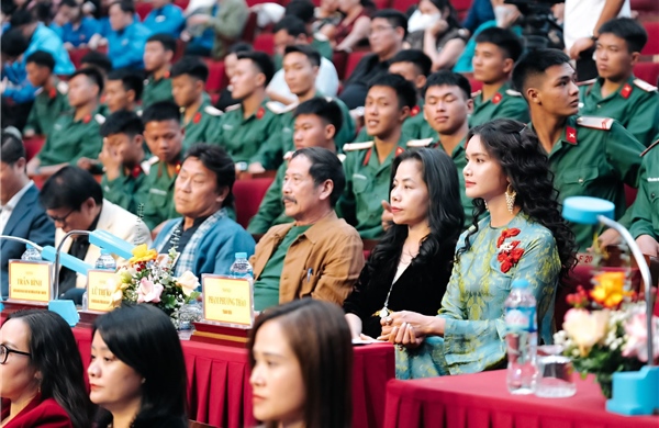 NSND Phạm Phương Thảo ngồi &#39;ghế nóng&#39; Liên hoan Ca múa nhạc toàn toàn quốc 2024