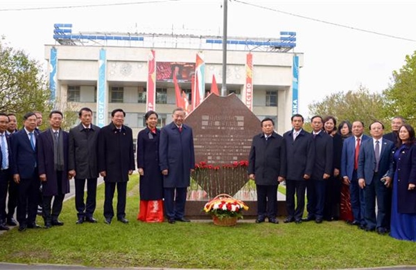Tổng Bí thư Tô Lâm đặt hoa tại biển lưu danh Tổng Bí thư Lê Duẩn ở Moskva