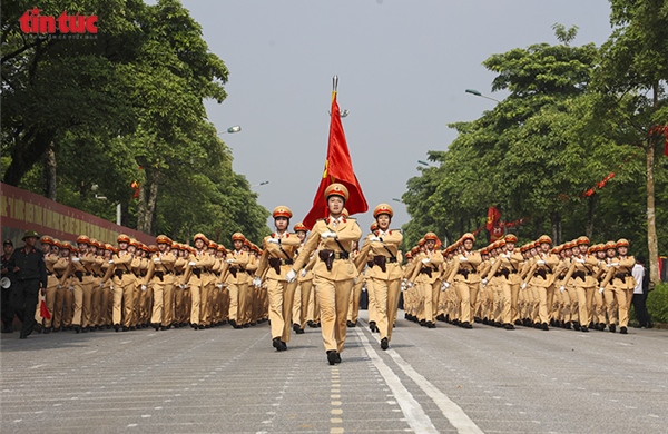 Những &#39;bóng hồng&#39; Công an nhân dân đội nắng bám thao trường