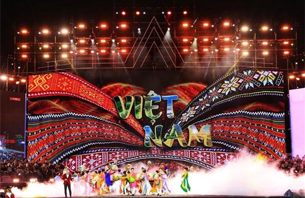 Đạo diễn Phạm Hoàng Giang 10 năm mới trở lại đỉnh cao cảm xúc nhờ thực hiện concert quốc gia
