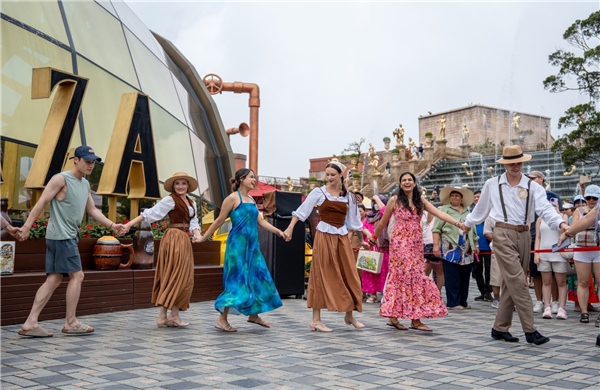 Sun Hospitality &amp; Entertainment Group ký hợp tác với MakeMyTrip