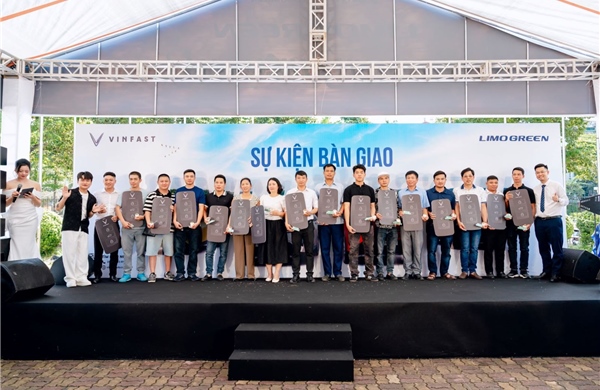 250 chiếc VinFast Limo Green đồng loạt bàn giao khắp 3 miền