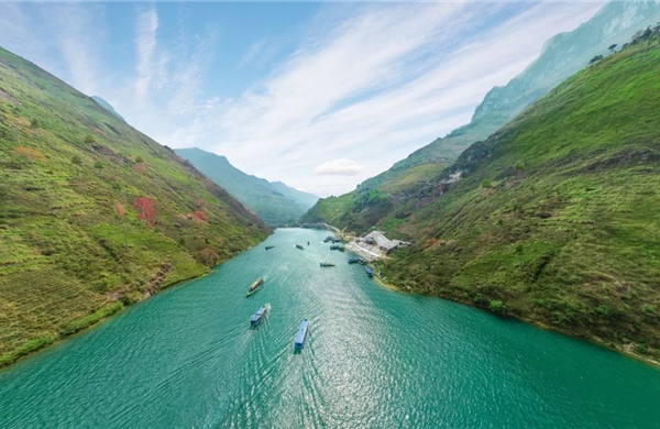 Chạm ngược sông mây