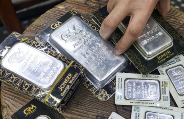 Giá bạc chạm mức cao kỷ lục, giá vàng vượt xa mốc 4.600 USD/ounce