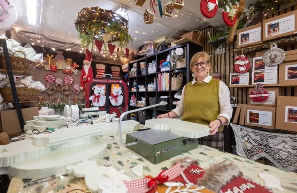 Những 'người thợ dệt phép màu' nơi ô cửa kính mùa Noel