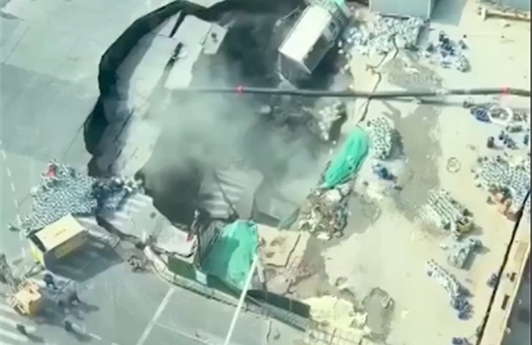 Hố sụt khổng lồ 'nuốt chửng' công trường gần trung tâm Thượng Hải