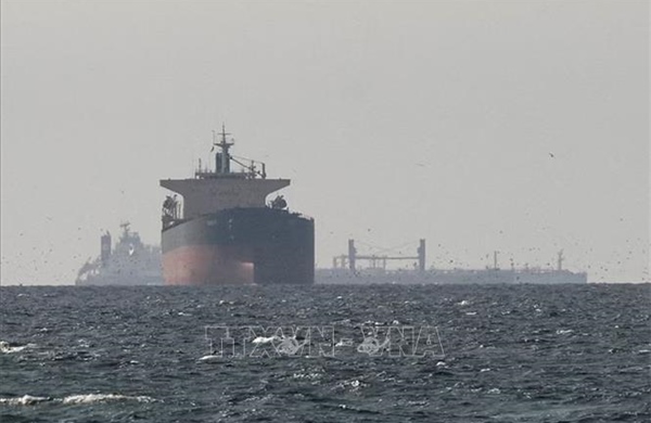 Quân đội Iran đảo ngược quyết định của Ngoại trưởng Araghchi, lại đóng eo biển Hormuz