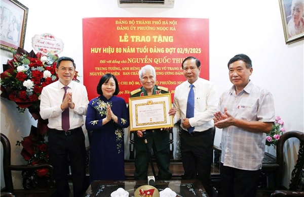 Lãnh đạo TP Hà Nội trao Huy hiệu Đảng cho các đảng viên lão thành