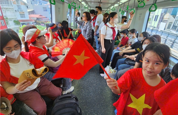 Đông nghịt người trên chuyến tàu Cát Linh - Hà Đông hướng về Quảng trường Ba Đình