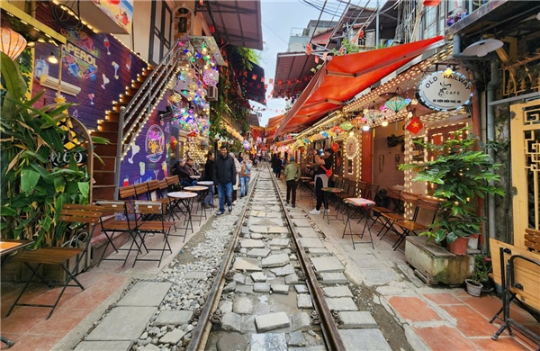 Hà Nội đề nghị dừng tàu khách chạy qua 'phố cà phê đường tàu'