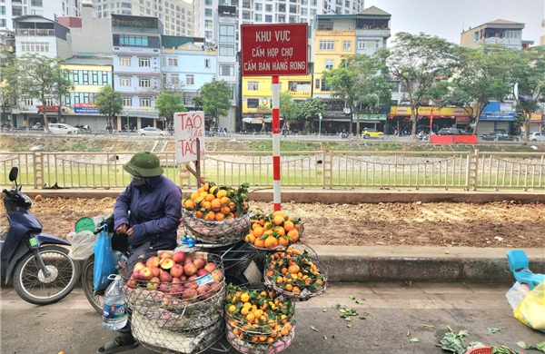 Tiểu thương tìm sinh kế sau khi Hà Nội xóa 'chợ cóc' Ngã Tư Sở