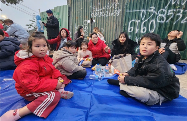 Dòng người ùn ùn đi xem 'Concert pháo hoa Quốc gia'