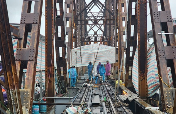 Hiện trạng cầu Long Biên ‘chống nạng’ phải tạm dừng tàu để sửa chữa