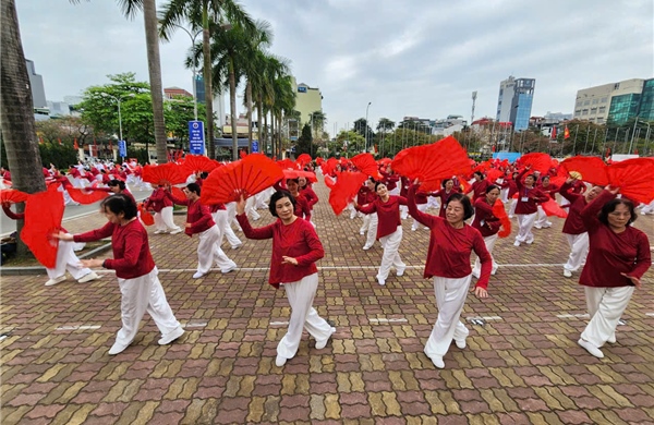 Xác lập kỷ lục 3.000 người cao tuổi đồng diễn múa quạt dưỡng sinh