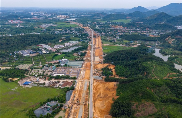 Hiện trạng đường nối đại lộ Thăng Long với cao tốc Hà Nội - Hòa Bình sắp thông tuyến
