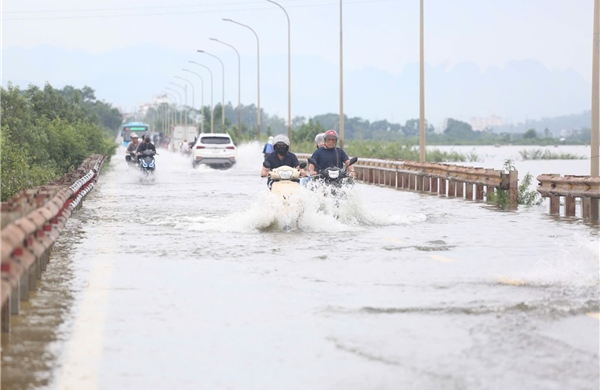 Hà Nội phân luồng tổ chức giao thông tại các vị trí bị ngập úng trên địa bàn 4 xã