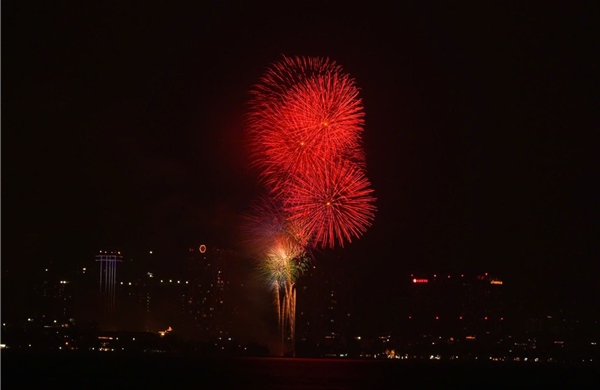 Thủ đô Hà Nội rộn ràng thời khắc chuyển sang năm mới 2026