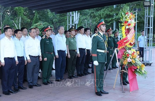 Tổng Bí thư, Chủ tịch nước Tô Lâm dâng hương tưởng nhớ các anh hùng liệt sỹ tại Quảng Trị