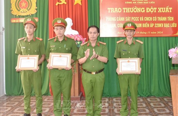 Trao thưởng tập thể, cá nhân có thành tích trong cứu nạn, cứu hộ