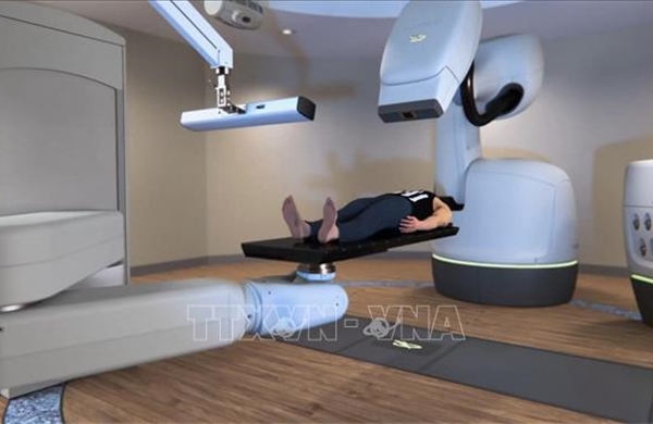 Bệnh viện đầu tiên tại Việt Nam đầu tư hệ thống robot xạ phẫu tích hợp AI điều trị ung thư