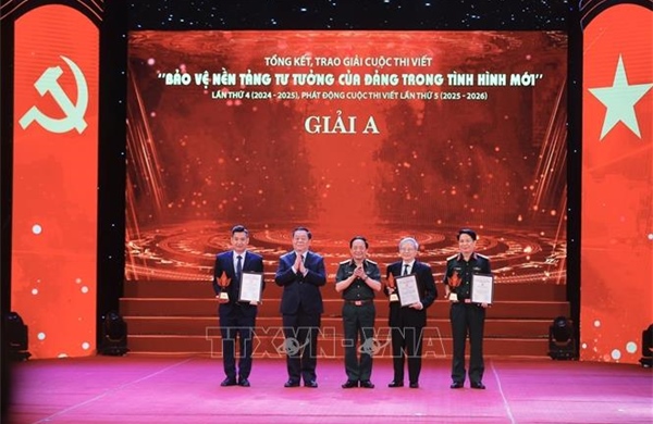 Trao giải cuộc thi viết &#39;Bảo vệ nền tảng tư tưởng của Đảng trong tình hình mới&#39; 