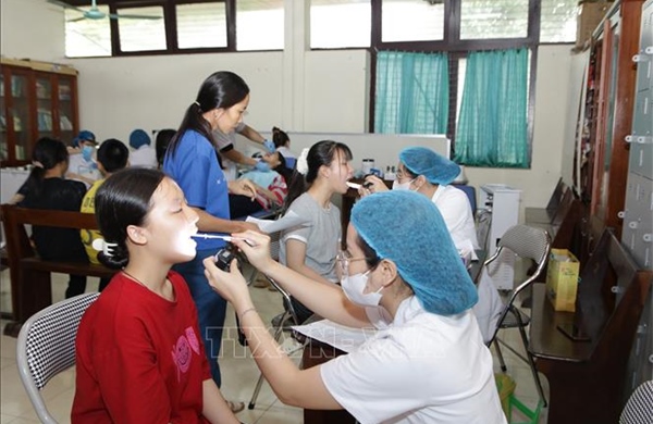 Khám miễn phí răng miệng cho trẻ em Làng trẻ em SOS Hà Nội 