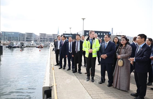 Thủ tướng Phạm Minh Chính tham quan cảng Tallinna Sadam