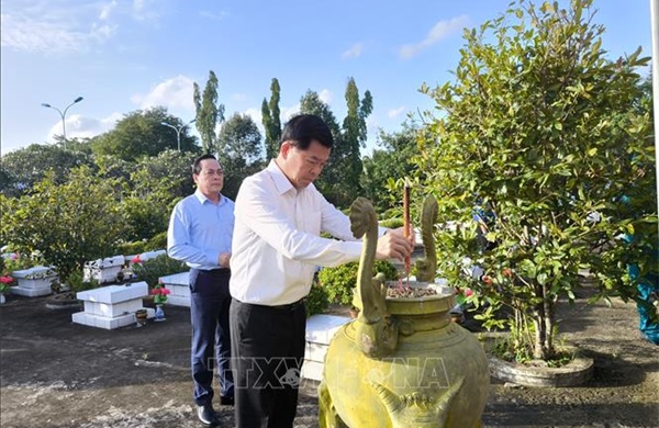 Đoàn công tác Ủy ban Kiểm tra Trung ương tri ân các anh hùng liệt sỹ