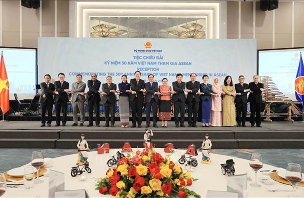 Tiệc chiêu đãi kỷ niệm 30 năm Việt Nam trở thành thành viên ASEAN