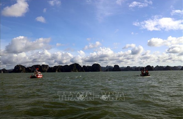 Tìm thấy thi thể gần Hang Trống nghi là nạn nhân vụ lật tàu du lịch ở vịnh Hạ Long
