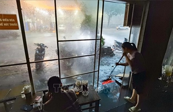 Khẩn trương xử lý 14 sự cố điện do mưa dông