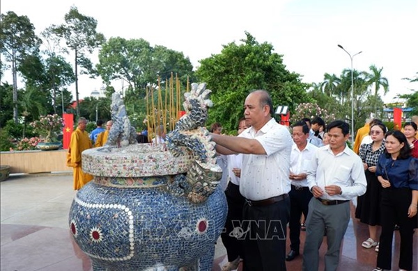 Lễ tưởng niệm anh hùng liệt sĩ tại nghĩa trang tỉnh Tây Ninh