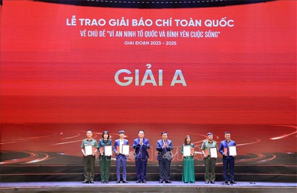 Trao giải báo chí toàn quốc về chủ đề &#39;Vì an ninh Tổ quốc và bình yên cuộc sống&#39;