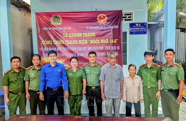 Trao Nhà 19/8 cho chiến sĩ, bảo vệ dân phố khó khăn về nhà ở