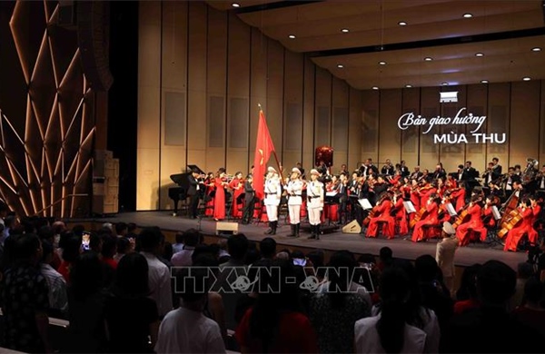 &#39;Bản giao hưởng mùa Thu&#39; khơi dậy tình yêu Tổ quốc và niềm tự hào dân tộc