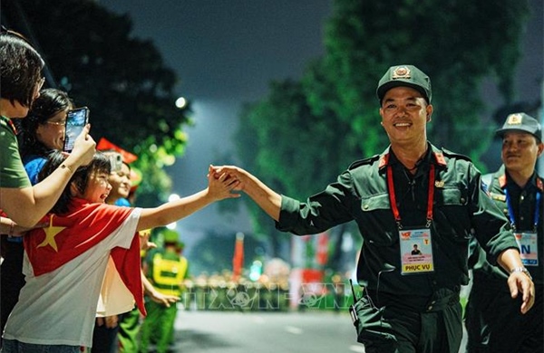 Người dân &#39;tiếp sức&#39; cho các khối diễu binh, diễu hành Sơ duyệt A80