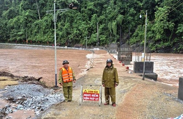 Bộ đội Biên phòng chốt chặn các điểm ngập sâu, đảm bảo an toàn cho nhân dân