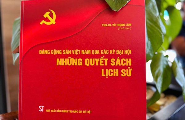 Ra mắt sách &#39;Đảng Cộng sản Việt Nam qua các kỳ Đại hội - Những quyết sách lịch sử&#39;