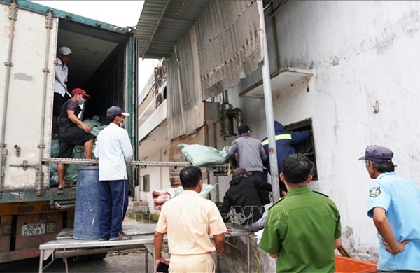 Phát hiện xe đầu kéo chở 30 tấn thực phẩm không rõ nguồn gốc